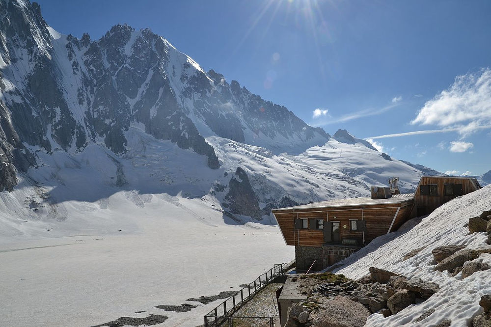 Refuge d'Argentière, situé au-dessus de la rive nord du glacier d'Argentière en France à une altitude de 2 691 mètres. Auteur de la photo: Oxensepp, sous licence CC BY-SA 3.0, source photo @ fr.wikipedia.org