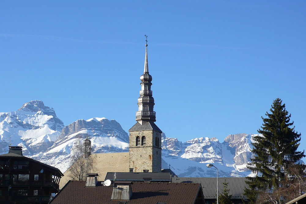 The church in Combloux with the Aravis in the background, author Manuguf, licensed under CC BY-SA 3.0, photo source @commons.wikimedia.org