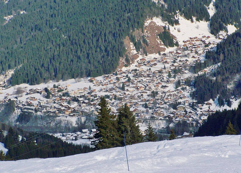 Sight of French village Les Contamines-Montjoie seen from the heights of the ski resort, author Florian Pépellin, licensed under CC BY-SA 3.0, photo source @fr.wikipedia.org