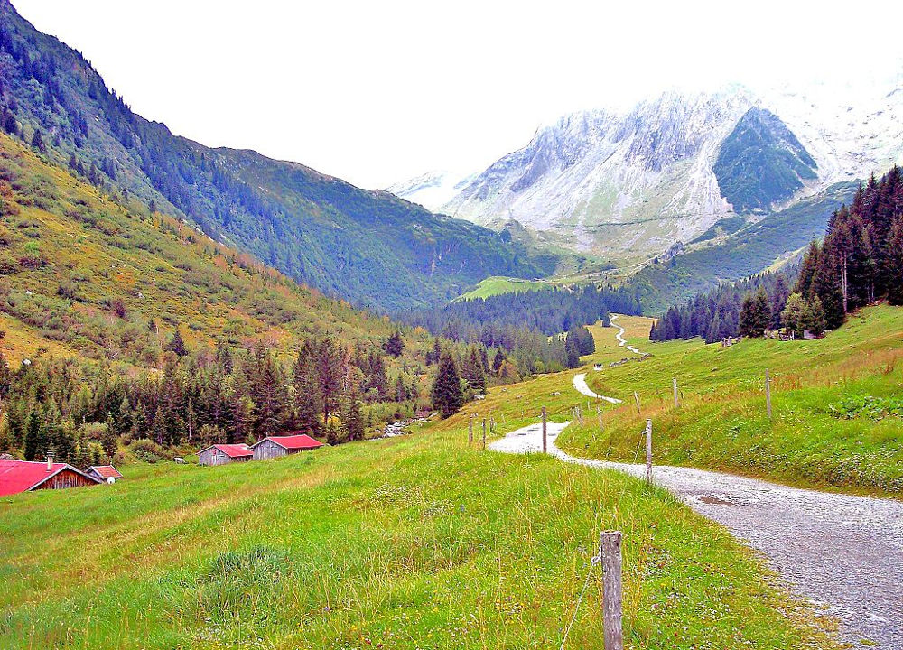 Chalets de la Rollaz in Les Contamines-Montjoie, author Espirat, licensed under CC BY-SA 4.0, photo source @commons.wikimedia.org