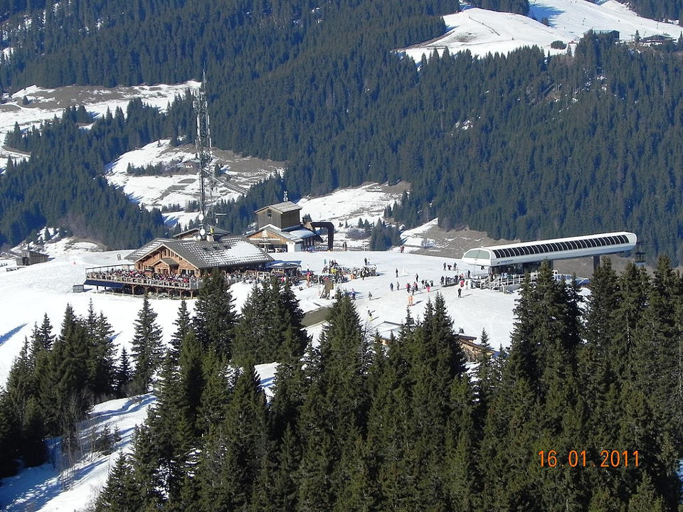 Megeve Rocherbrune area 4, author otterboris, licensed under CC BY-SA 3.0, photo source @commons.wikimedia.org