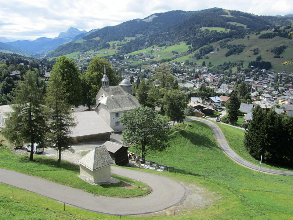 Calvaire de Megève, author TarichaRivularis, licensed under CC BY-SA 3.0, photo source @commons.wikimedia.org