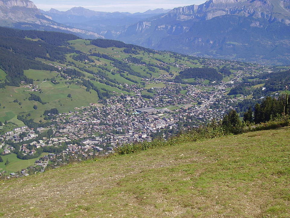 View of Megève from Rochebrune, author Tabl-trai, licensed under CC BY-SA 3.0, photo source @commons.wikimedia.org