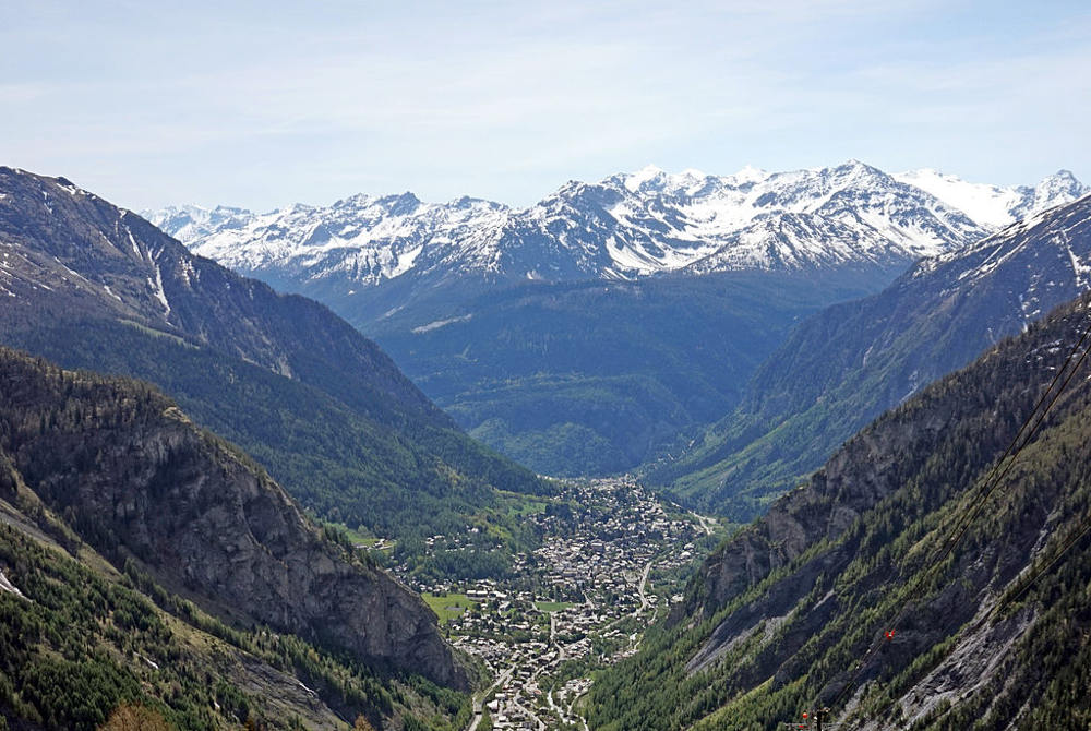 Courmayeur and mountains. Author Tiia Monto, licensed under CC BY-SA 3.0, photo source @commons.wikimedia.org