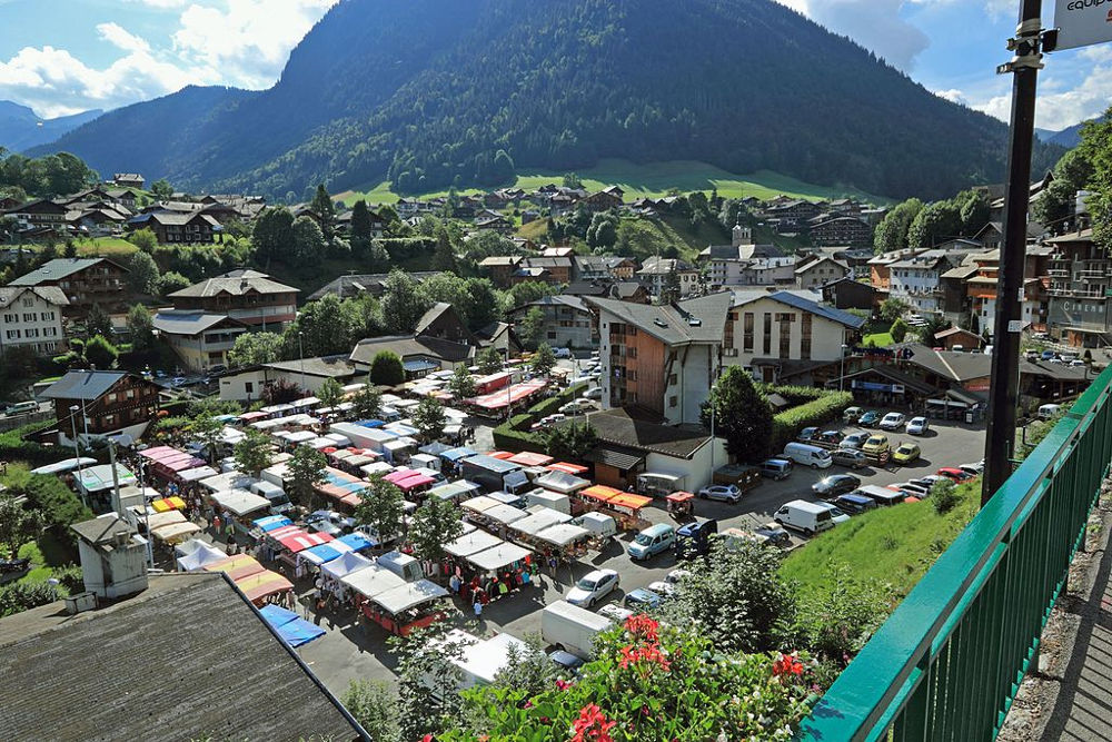 The Wednesday market in Morzine, author Eric Bajart, licensed under CC BY-SA 3.0, photo source @commons.wikimedia.org