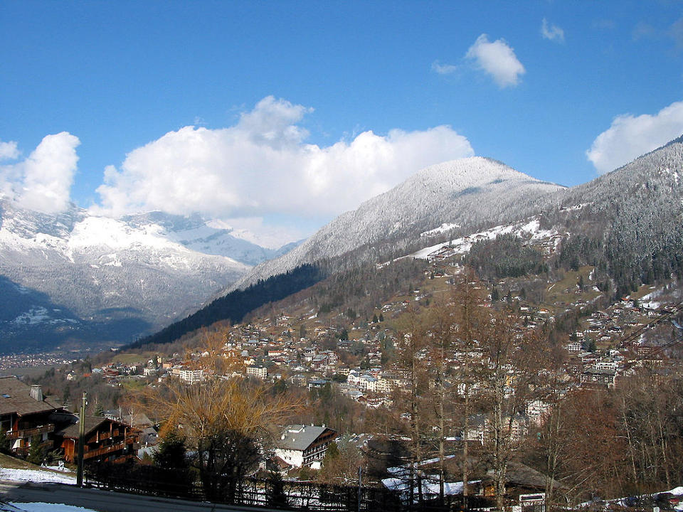 Saint-Gervais-les-Bains seen from the rue du Mont Joly, author Jean-Pol GRANDMONT, licensed under CC BY-SA 3.0, photo source @wikimedia.commons.org