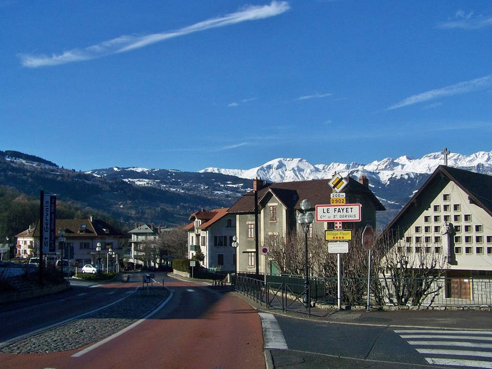 Welcome sign to Le Fayet, part of city of Saint-Gervais-les-Bains, author Florian Pépellin, licensed under CC BY-SA 3.0, photo source @commons.wikimedia.org