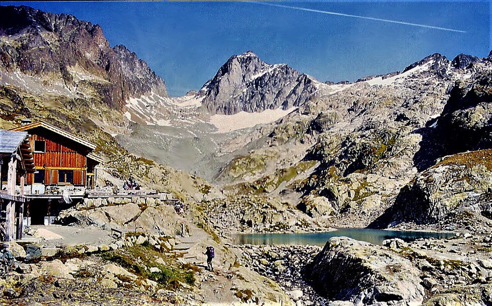 Refuge du Lac Blanc, Vallorcine. Author Espirat, licensed under CC BY-SA 4.0, photo source @commons.wikimedia.org