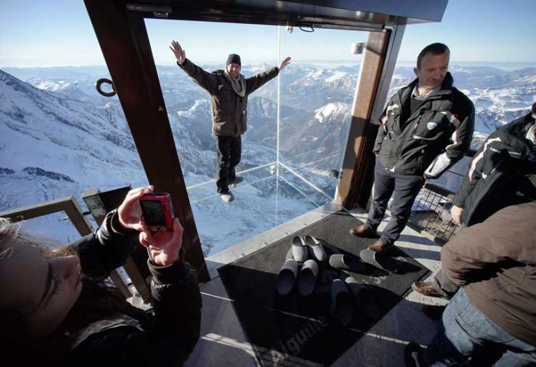 Pas dans le vide,  Aiguille du Midi Chamonix