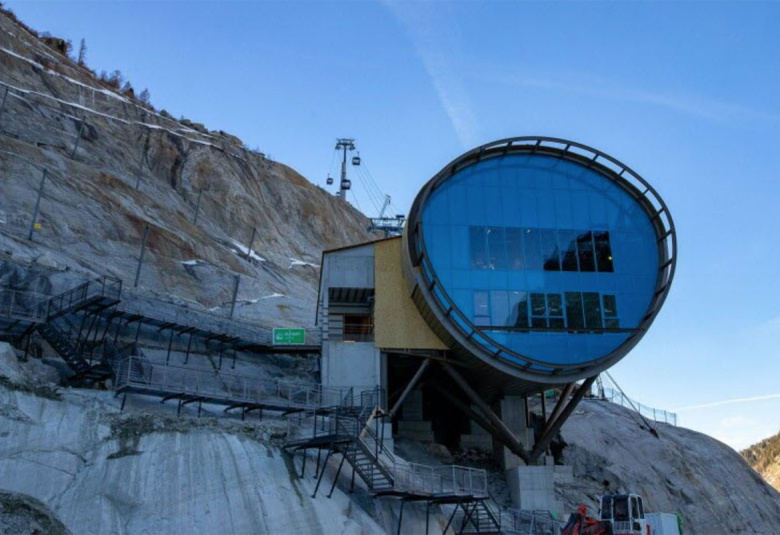 nouvelle télécabine du Montenvers et le glacier de la Mer de Glace