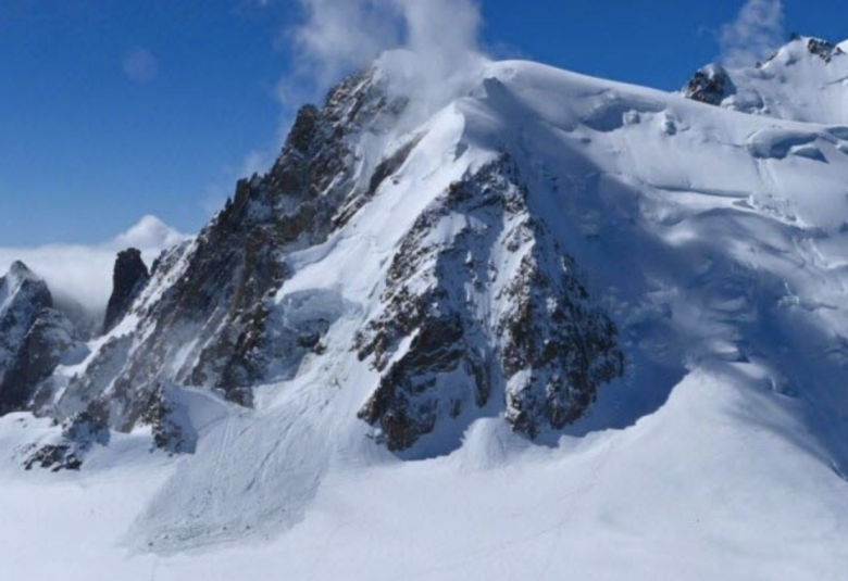 Chute de sérac sur le Mont Blanc du Tacul . Photo @ Compagnie du Mont Blanc