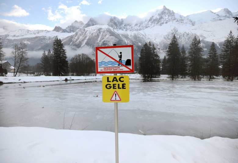 Lac gelé en hiver à Chamonix Mont Blanc