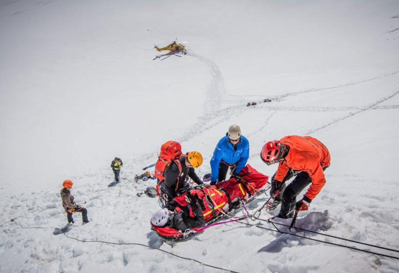 Chamonix PGHM  attend a patient on a ski slope.