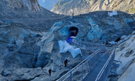 Skiing the Vallée Blanche, a new ascent route to Montenvers