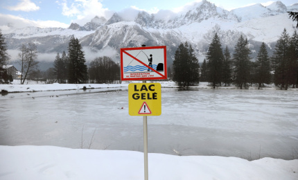 Lac gelé en hiver à Chamonix Mont Blanc