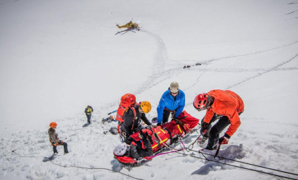Chamonix PGHM  attend a patient on a ski slope.