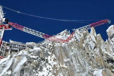 La grue scindée en deux aux Grands Montets