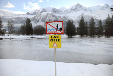 Lac gelé en hiver à Chamonix Mont Blanc