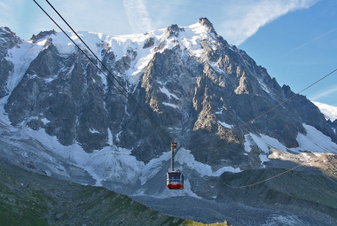 L'Aiguille du Midi, sa face nord avec téléphérique