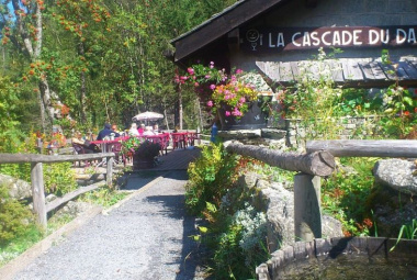 Restaurant next the Dard waterfall