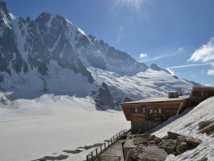 Argentière Hut, located above the north bank of the Argentière Glacier in France at an altitude of 2,691 meters. Photo author: Oxensepp, licensed under CC BY-SA 3.0, photo source @fr.wikipedia.org