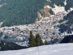 Sight of French village Les Contamines-Montjoie seen from the heights of the ski resort, author Florian Pépellin, licensed under CC BY-SA 3.0, photo source @fr.wikipedia.org