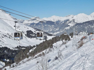 Sight of the ski resort Les Contamines-Montjoie gondola lift, at its arrival at the Signal station, author Florian Pépellin, licensed under CC BY-SA 3.0, photo source @fr.wikipedia.org