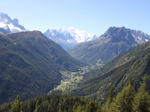Looking down the Vallorcine Valley towards Mont Blanc, author Richard Allaway, licensed under CC BY 2.0, photo source @flickr.com