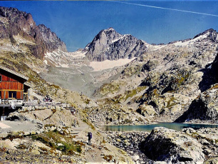 Refuge du Lac Blanc, Vallorcine. Author Espirat, licensed under CC BY-SA 4.0, photo source @commons.wikimedia.org Refuge du Lac Blanc, Vallorcine. Author Espirat, licensed under CC BY-SA 4.0, photo source @commons.wikimedia.org