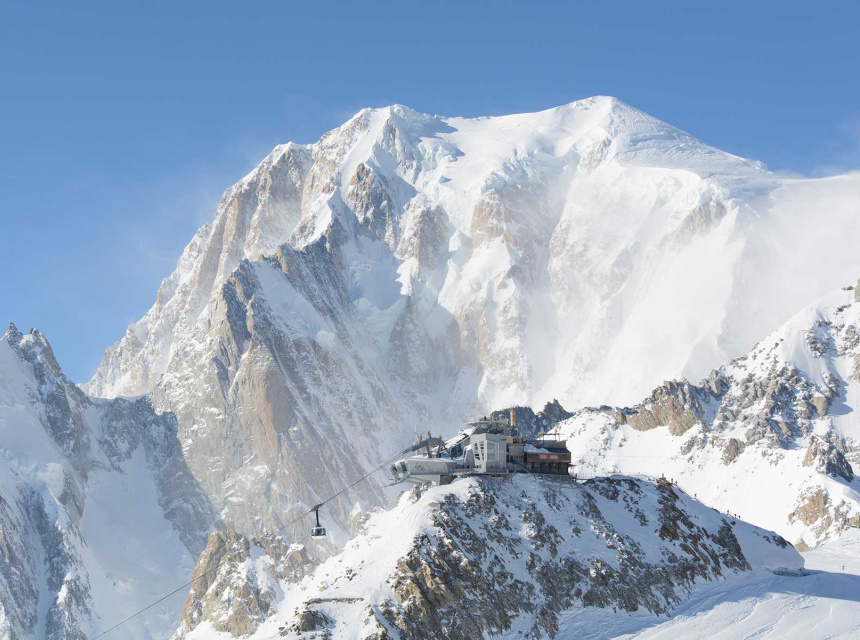 skyway monte-bianco ascends to point helbronner, Skyway top station lights up under a night sky