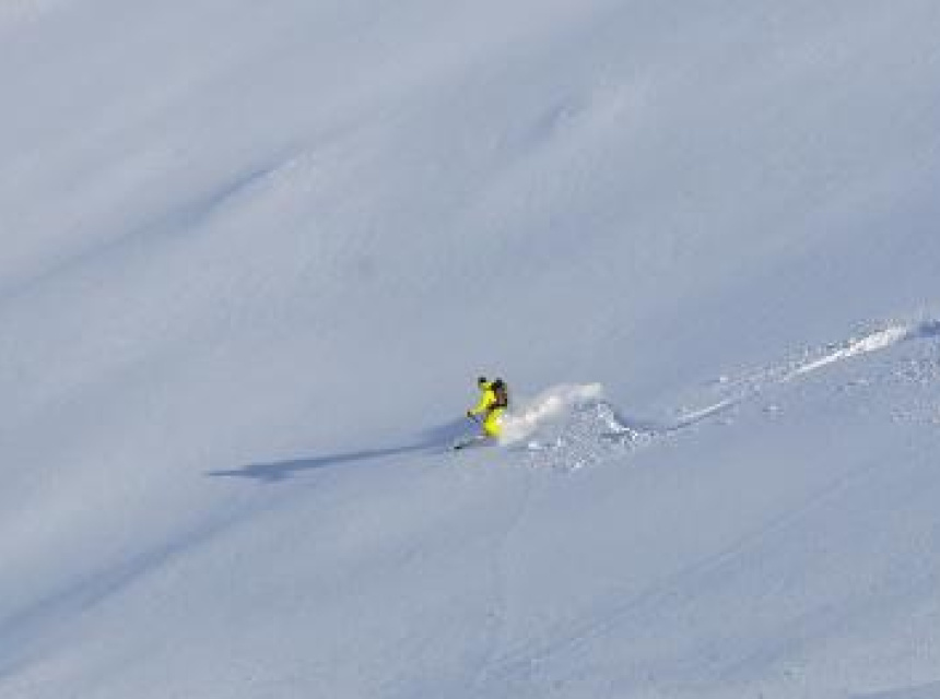 Skiing down the Haute Route Copyright @ http://www.guide4chamonix.com