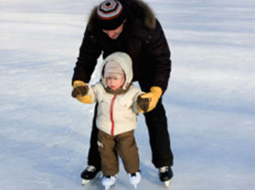 Father teaching his 2 year old child to skate in Les Houches