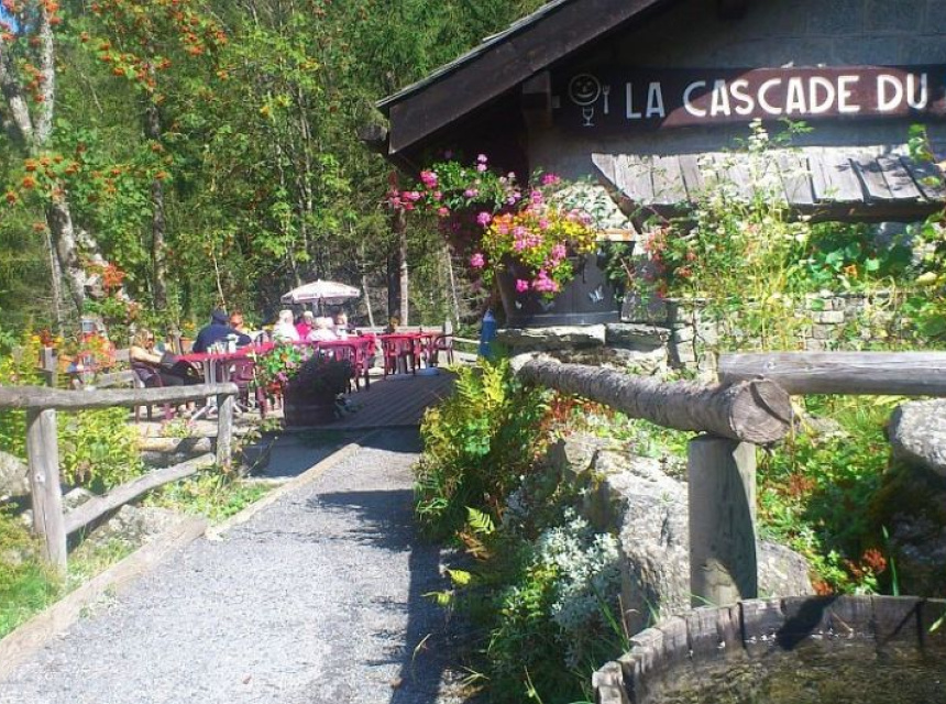 Buvette à côté de la superbe cascade du Dard